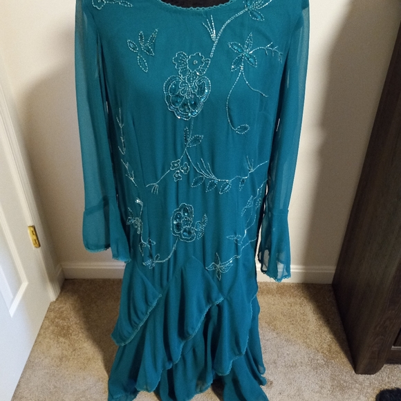 Elegant layered dress - Picture 4 of 8